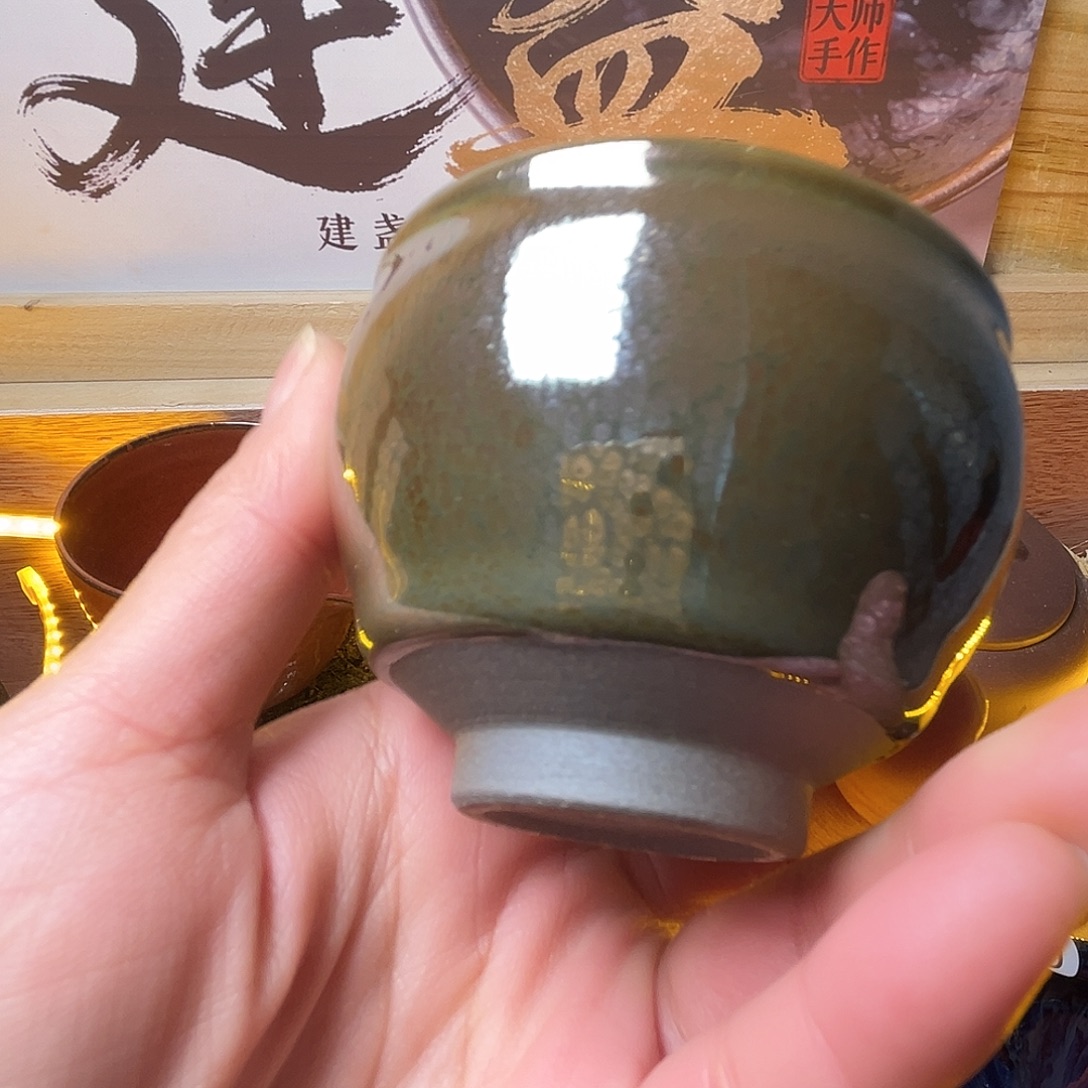 茶盏在干嘛我也在看手机