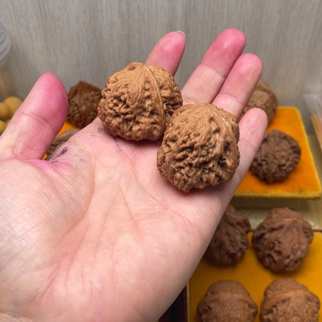 U***9文玩核桃把件凹底