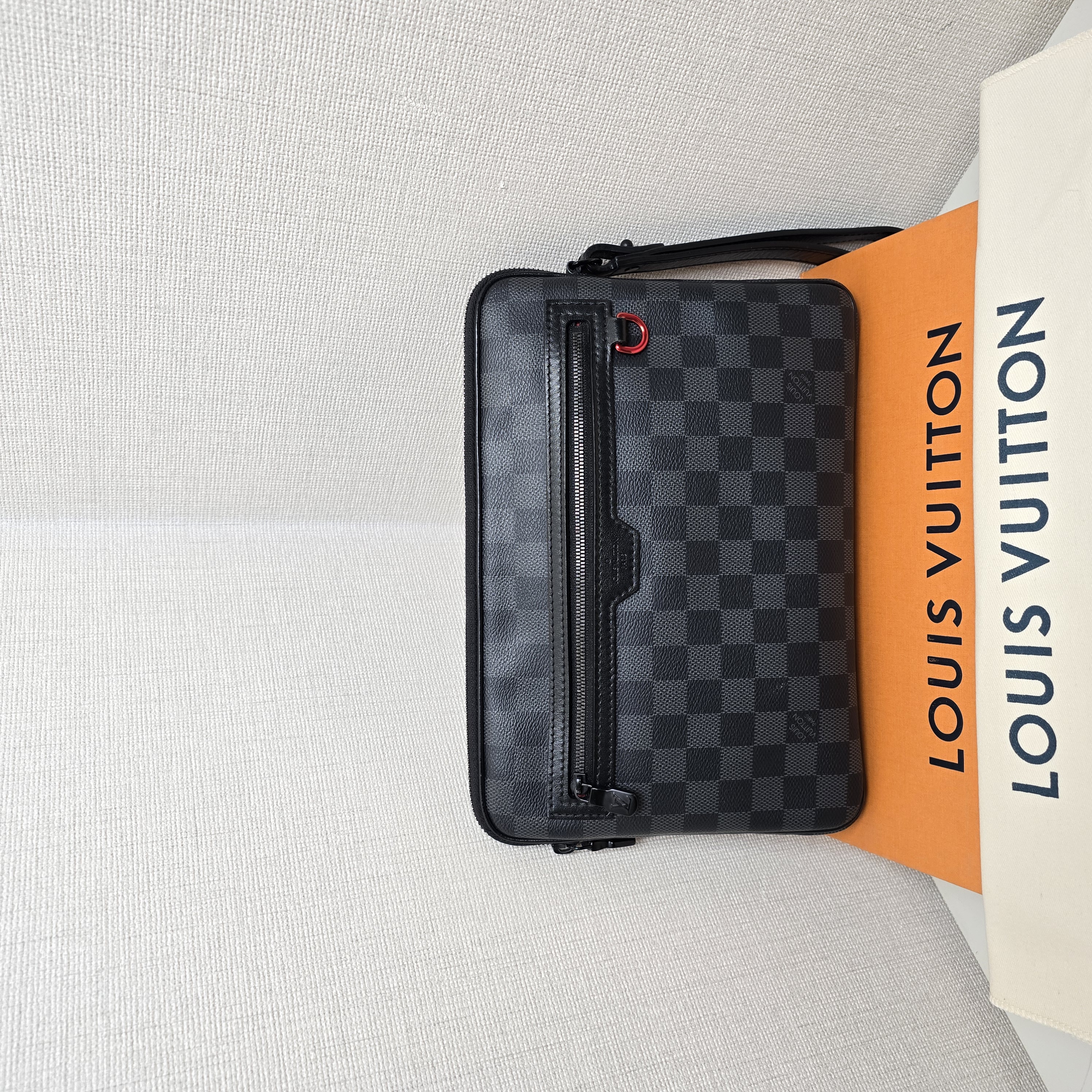 95新 LouisVuitton/路易威登 98新芯片款热门手拿包