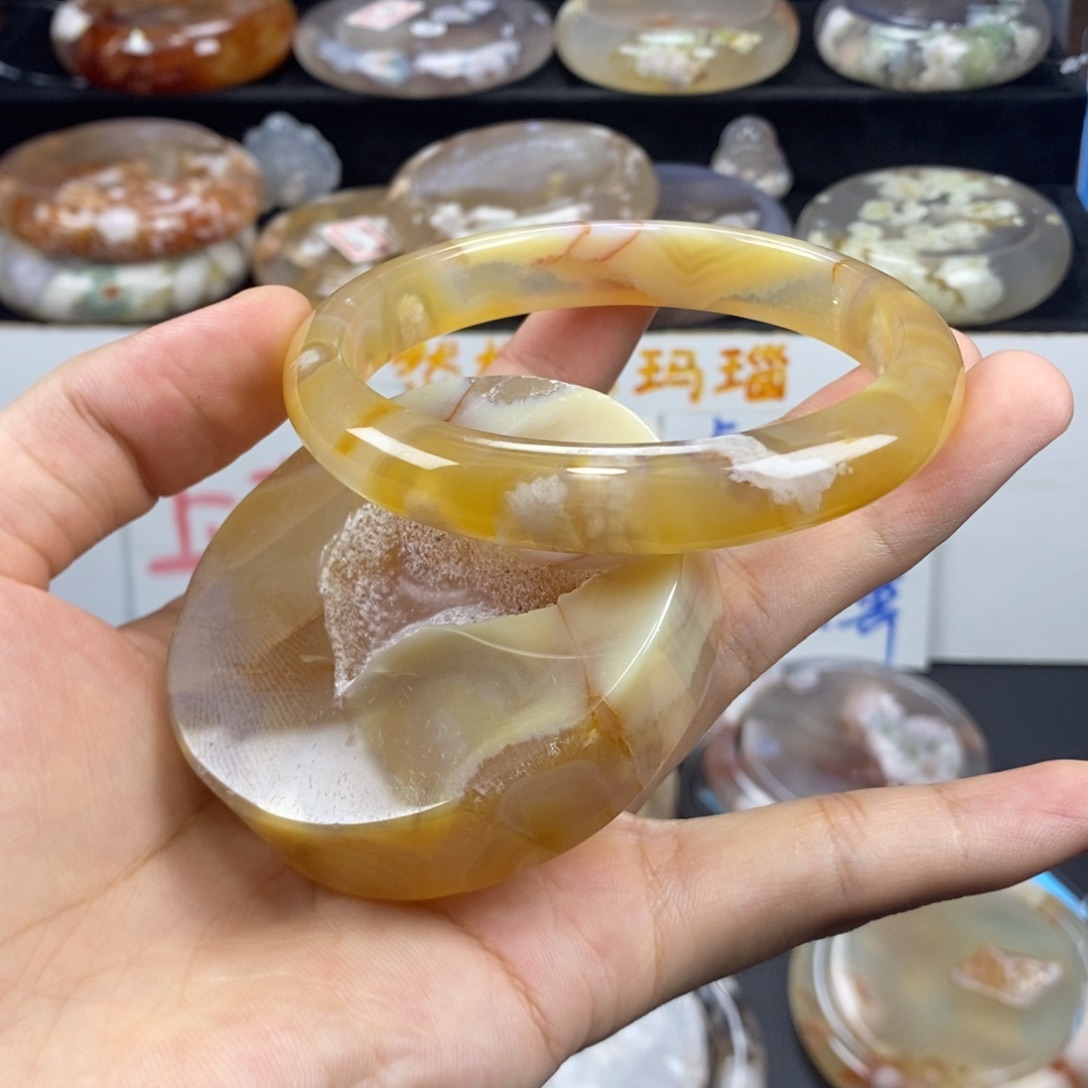 王***姐未镶嵌手镯石英质玉