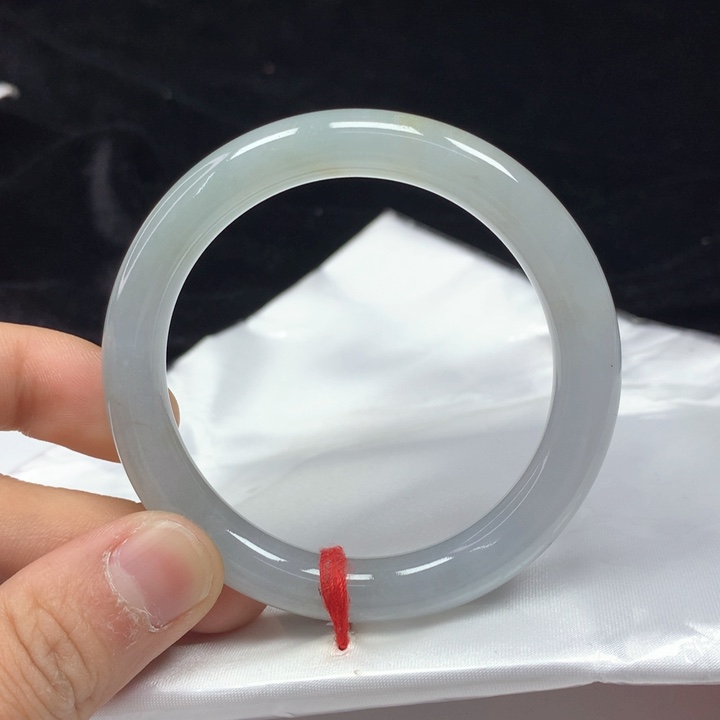 翡翠未镶嵌手镯（圆镯）52.5