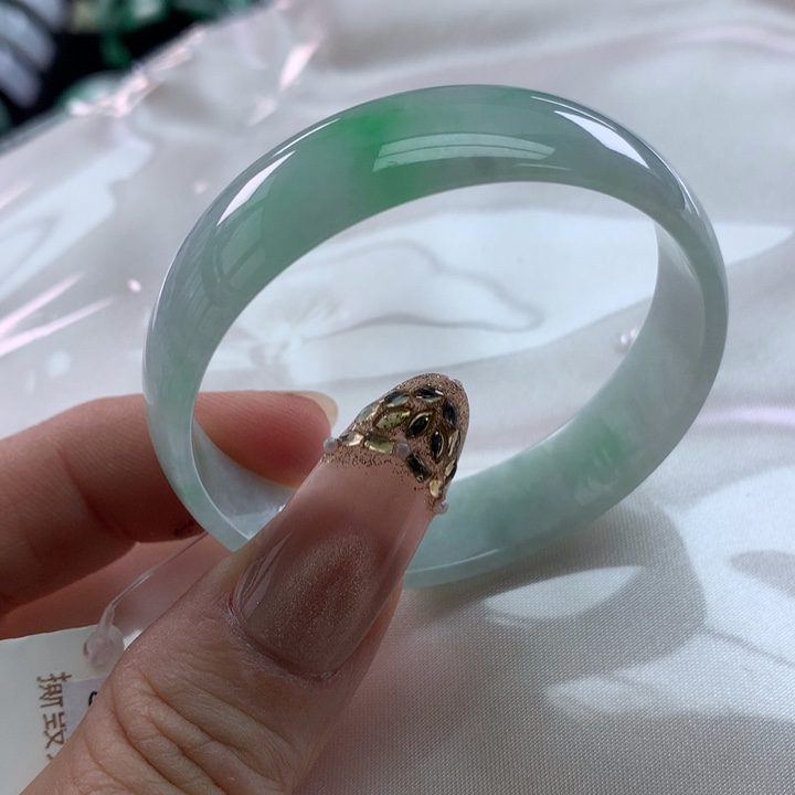 翡翠未镶嵌手镯公主