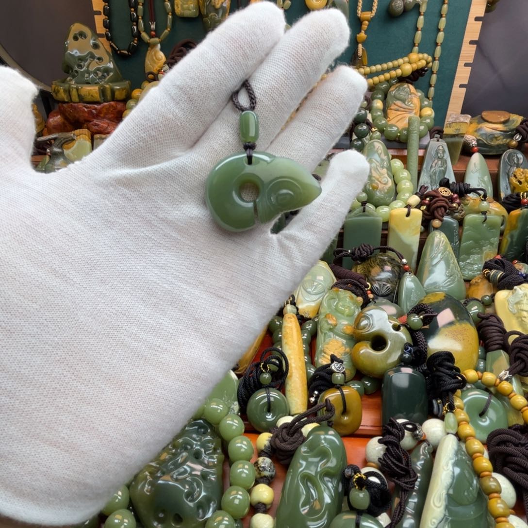 岫岩老玉（透闪石质玉）未镶嵌颈饰