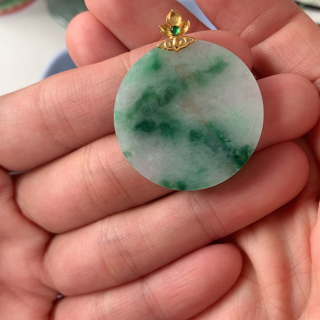 翡翠颈饰18K金镶嵌兔**丽无事牌