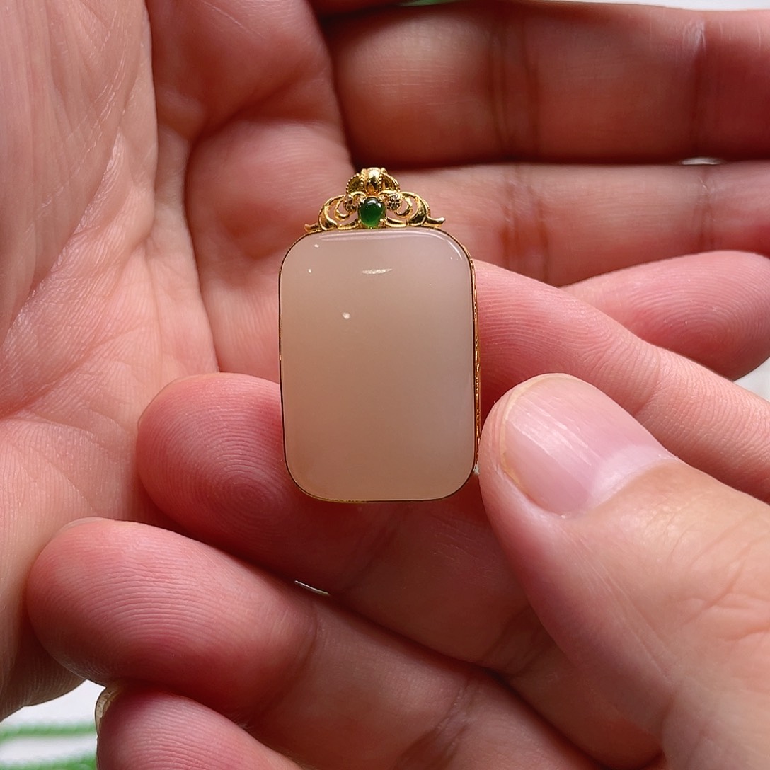 颈饰18K金镶嵌和田玉