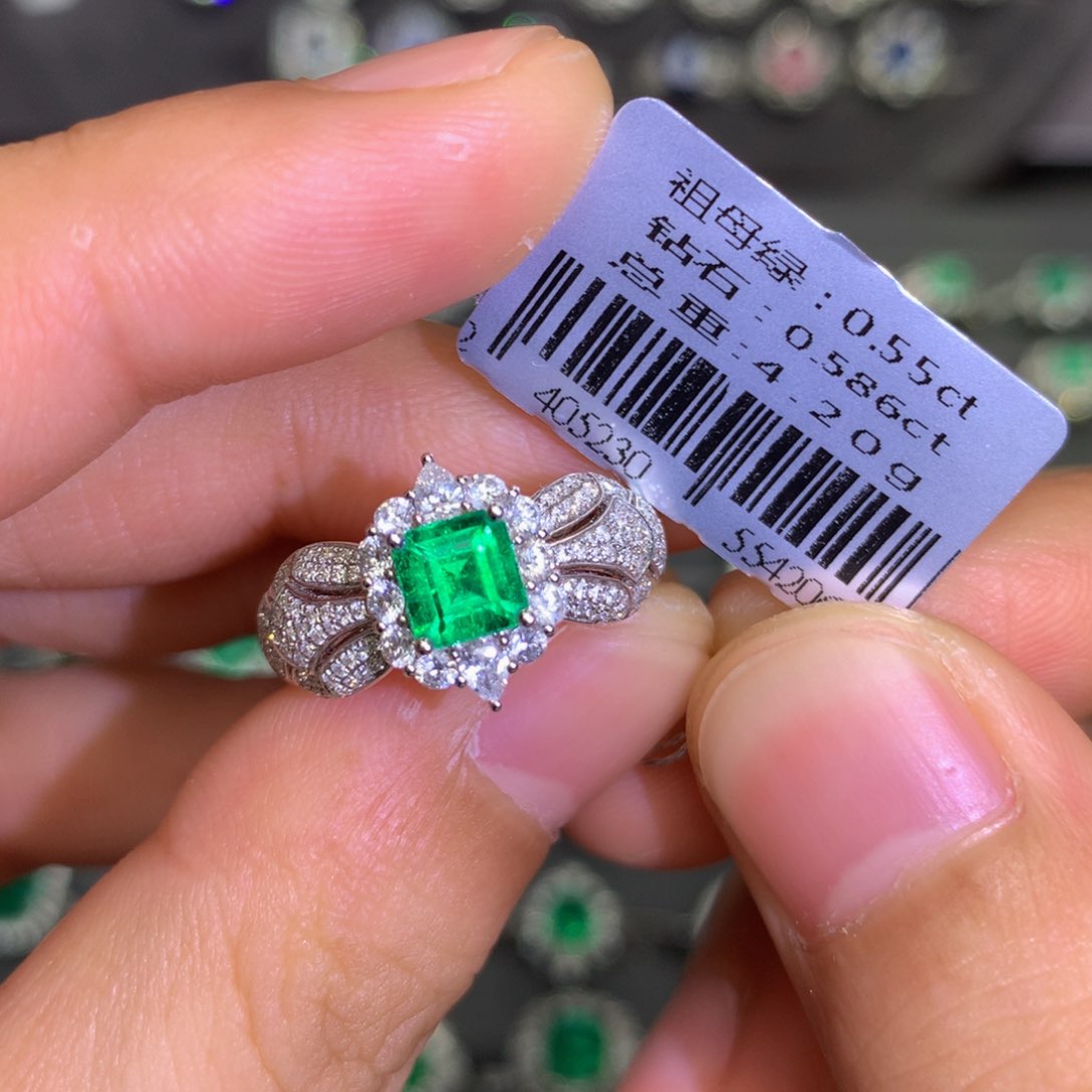 祖母绿戒指18K金镶嵌