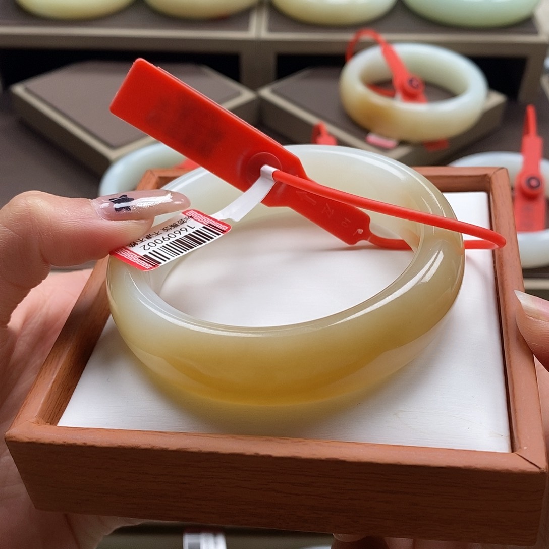 未镶嵌手镯和田玉芝*?