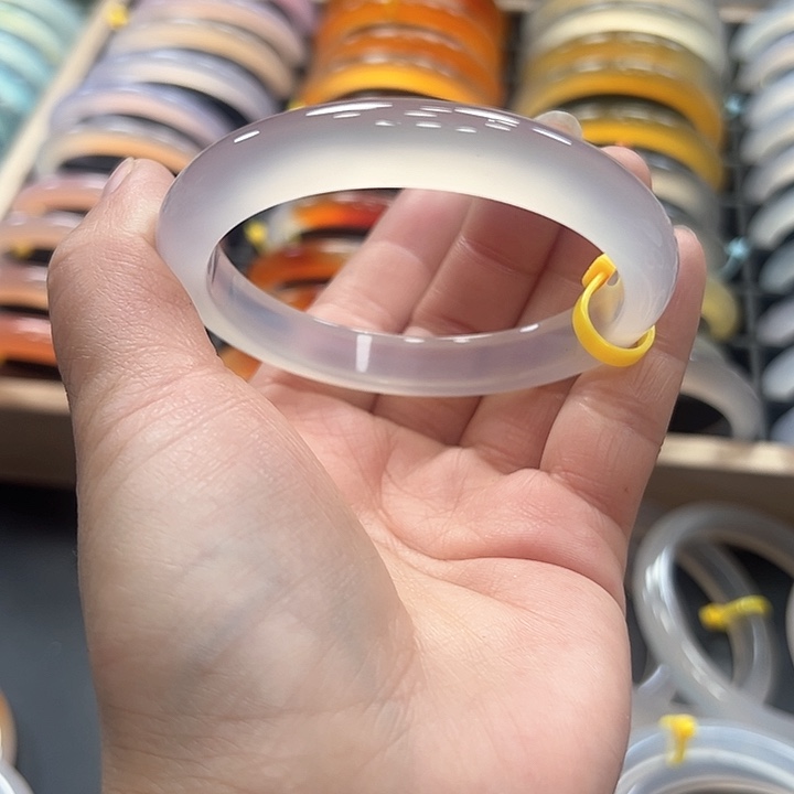 玛瑙/玉髓手镯未镶嵌思*