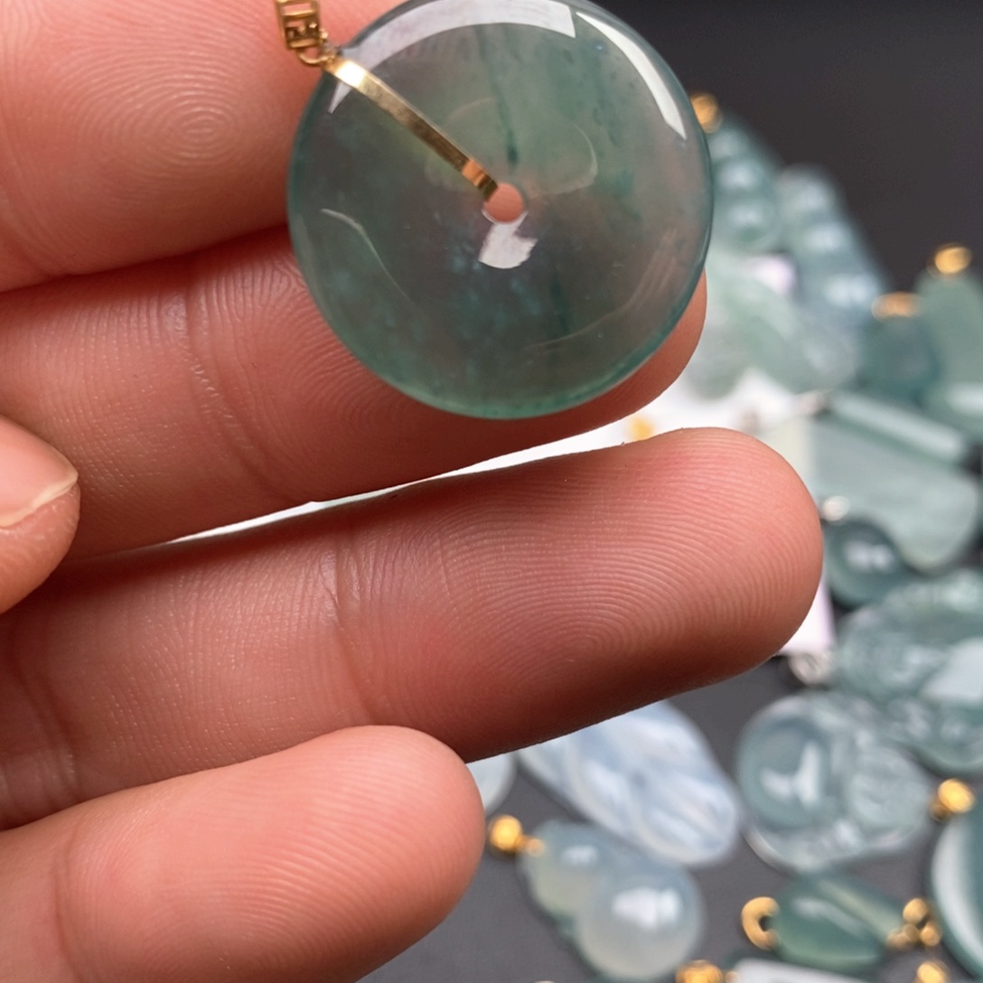 颈饰18K金镶嵌翡翠