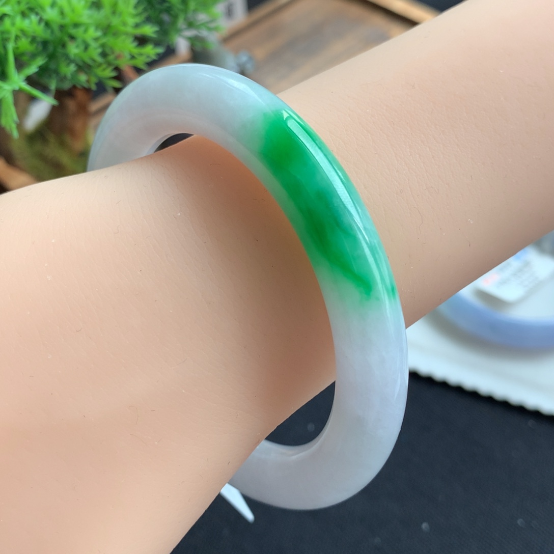 翡翠未镶嵌手镯58圆条辣阳绿