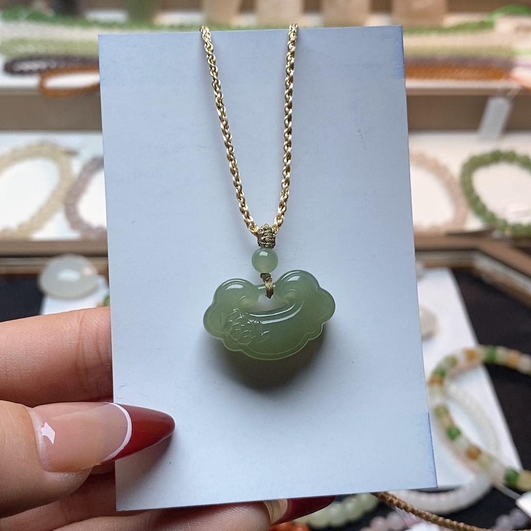 和田玉颈饰未镶嵌冰晴水如意锁