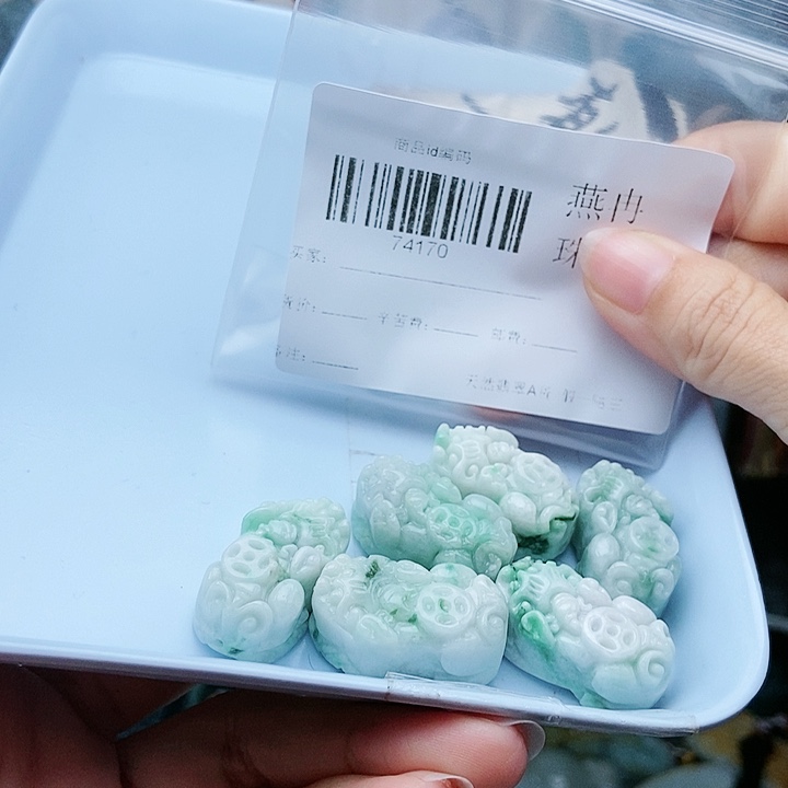 颈饰足铂镶嵌翡翠翡翠