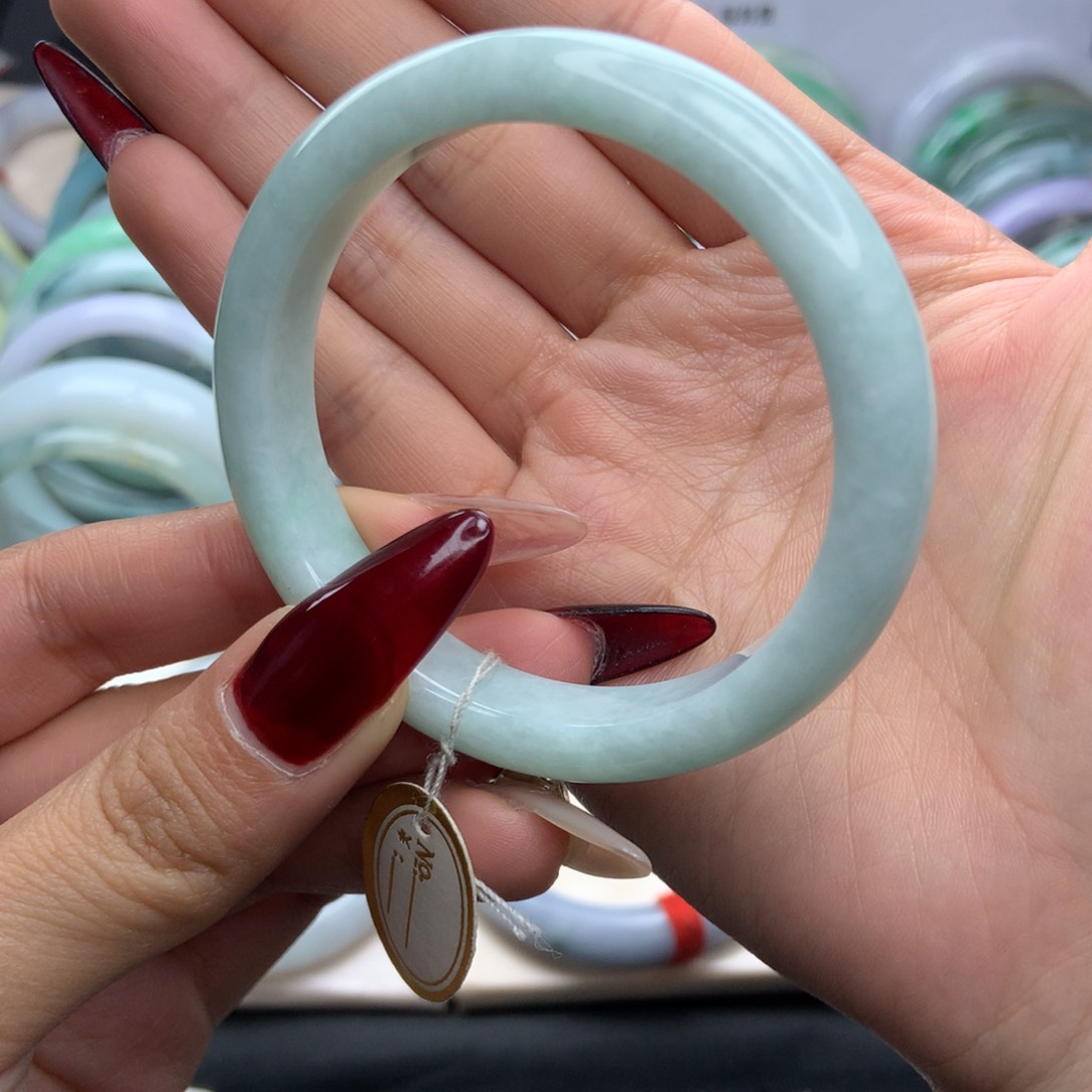 翡翠手镯未镶嵌?天然翡翠手镯