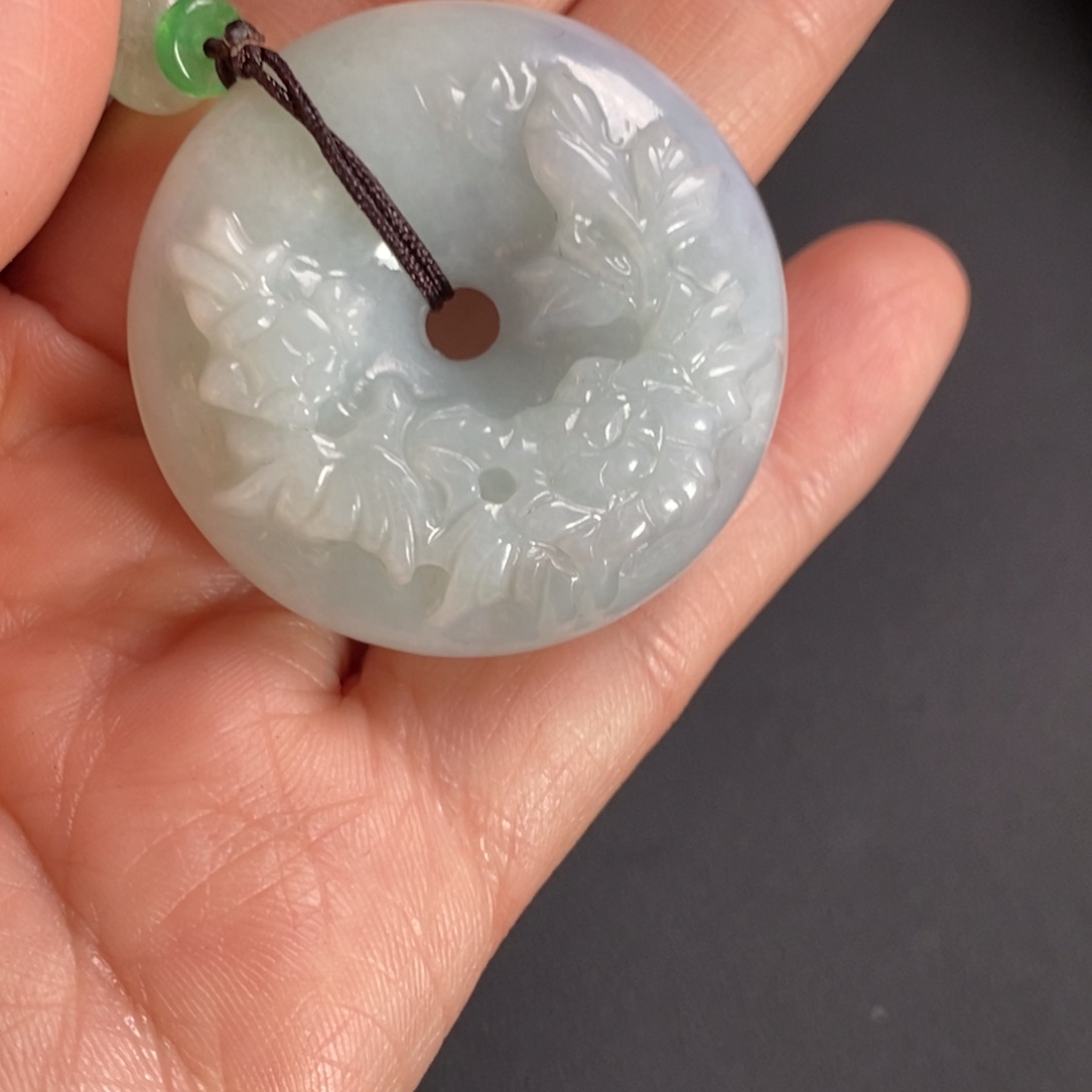翡翠颈饰未镶嵌雕花平安扣