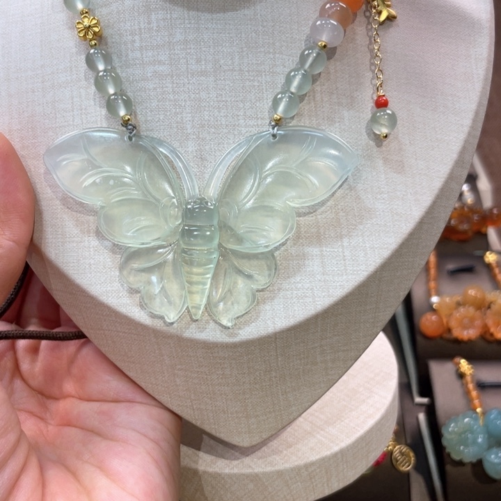 蛇纹石玉颈饰未镶嵌