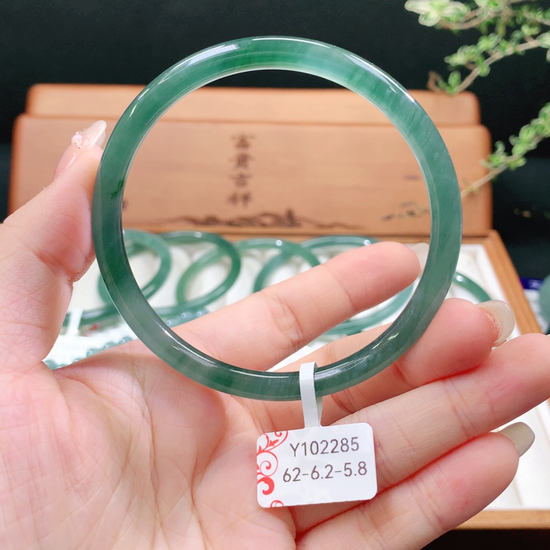 翡翠手镯未镶嵌天然