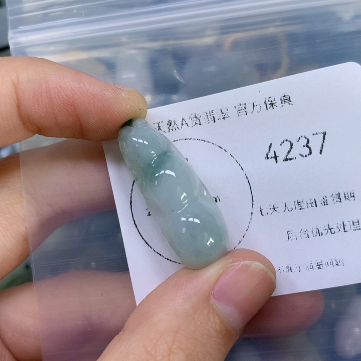 翡翠挂件未镶嵌翡翠