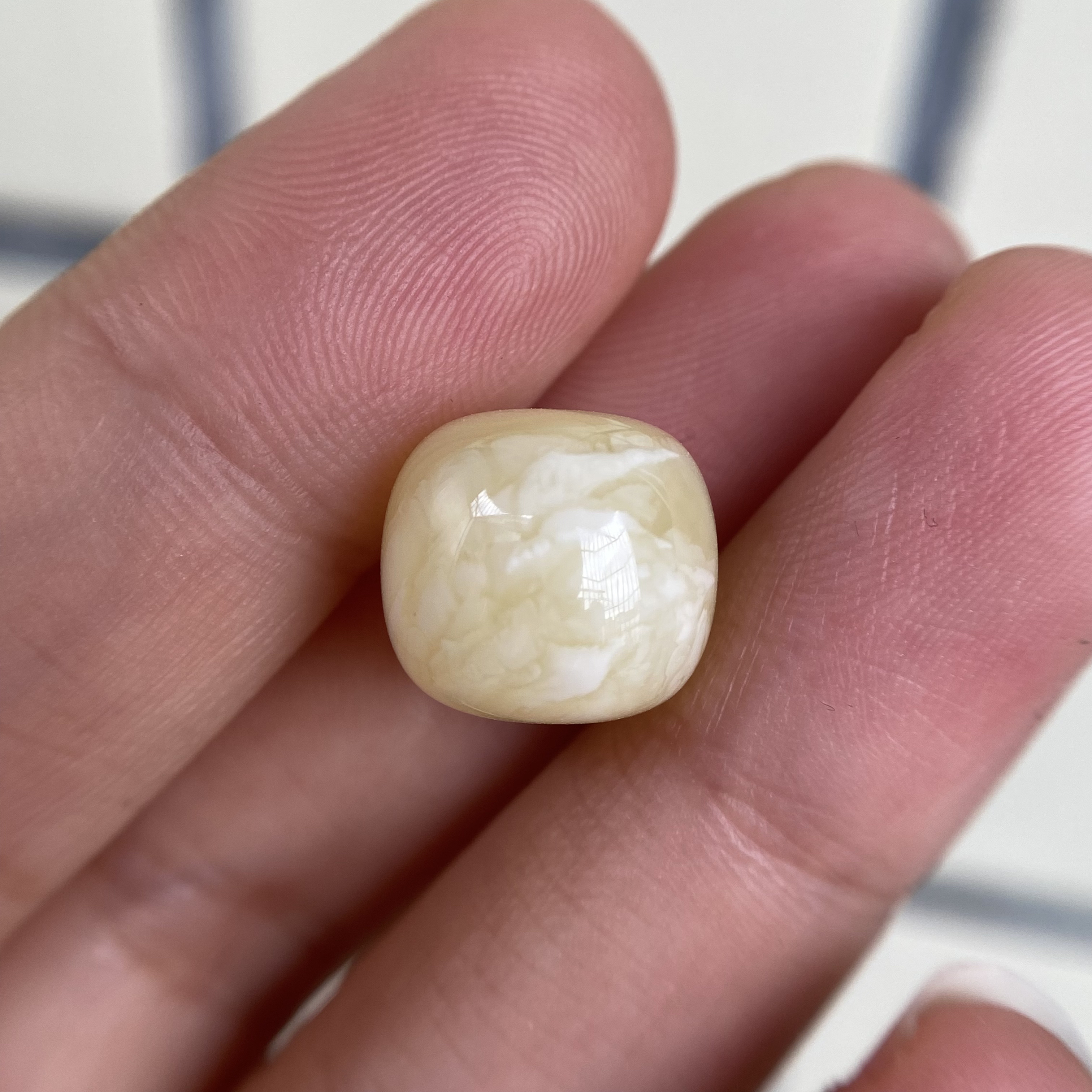 蜜蜡奶黄白花千层老型配饰12.6×11.6mm，飘花无优化杂裂保天然