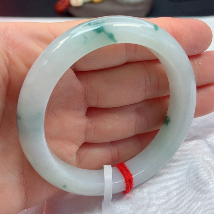 翡翠手镯未镶嵌54圈