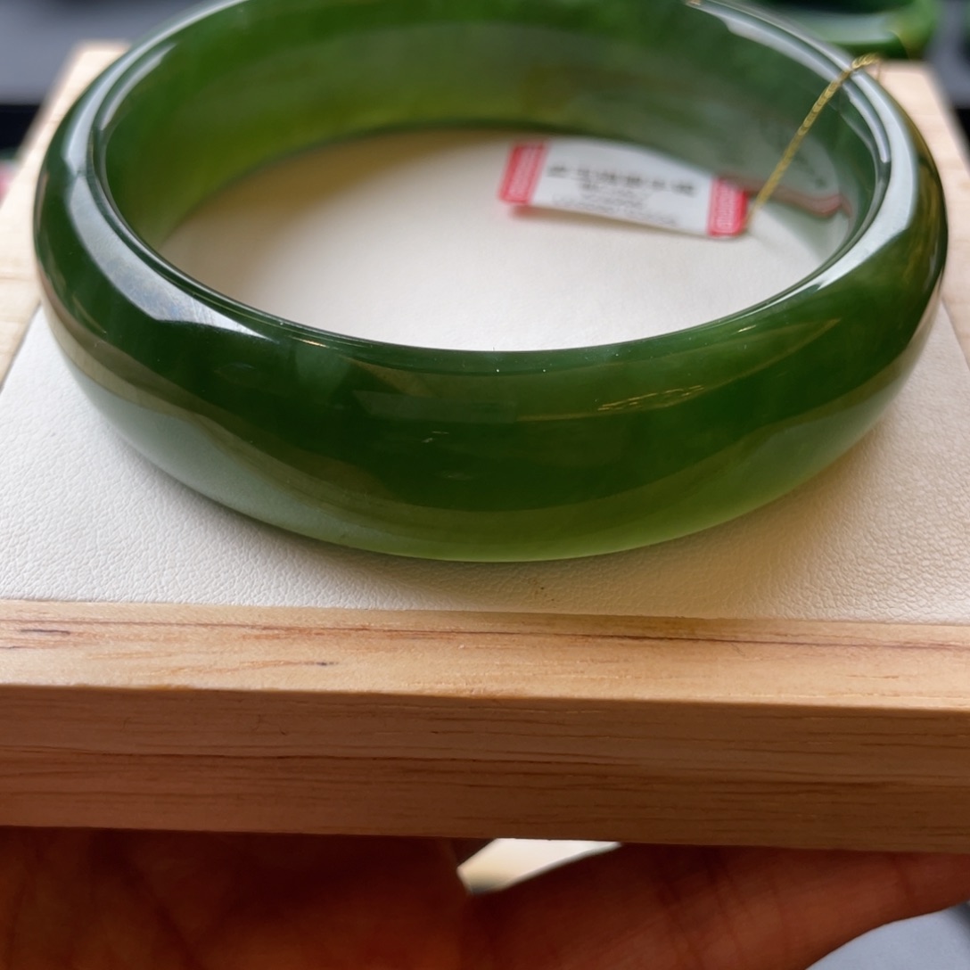 和田玉手镯未镶嵌向**?