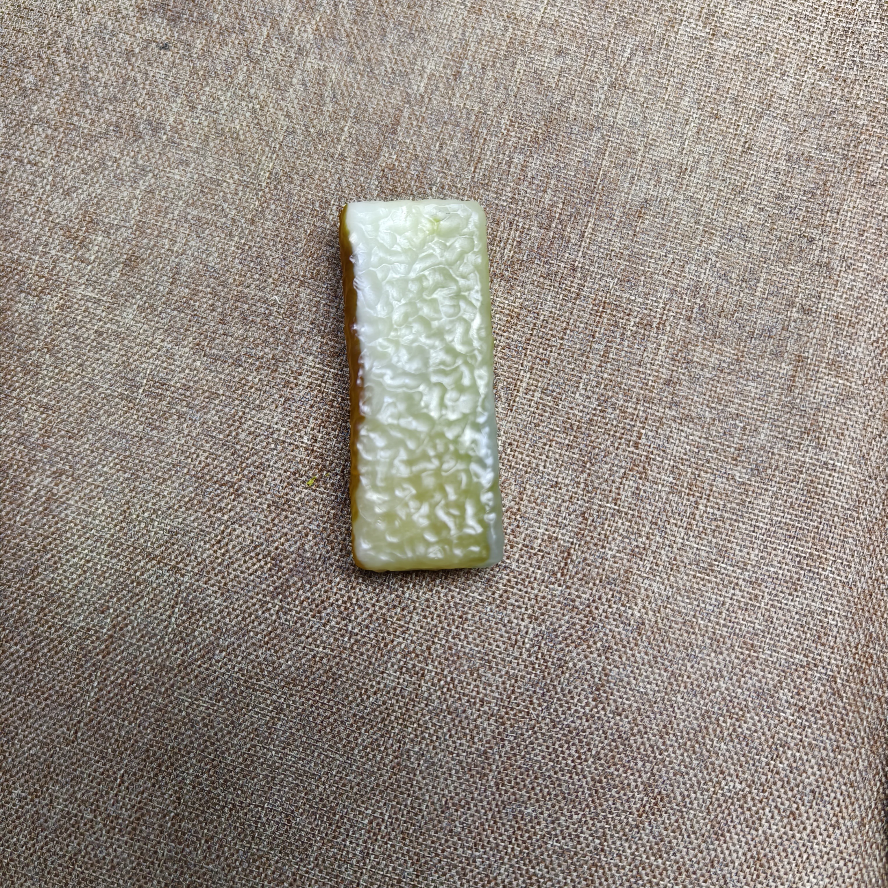 纯天然岫玉天然俏色红皮花玉精美无事牌