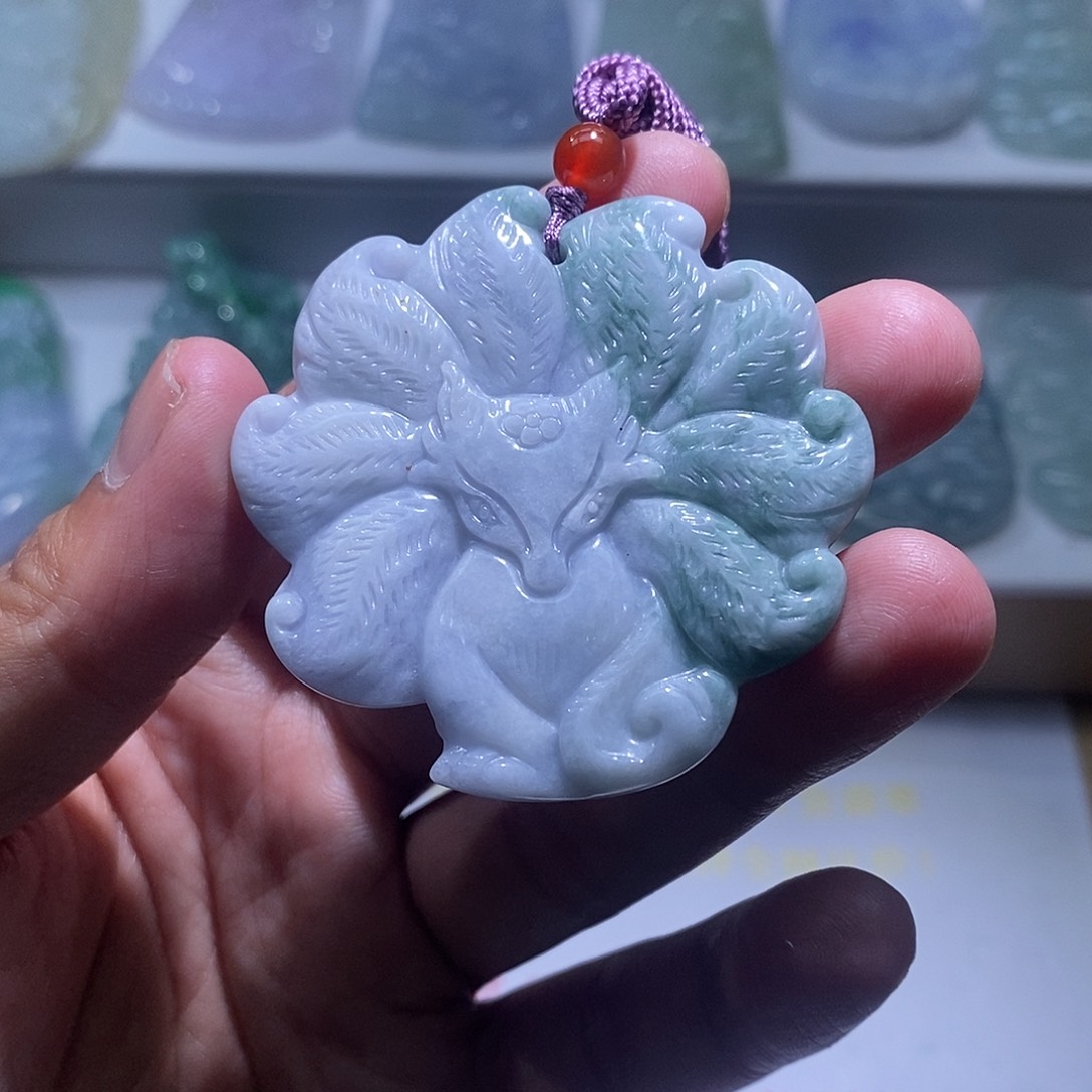 翡翠未镶嵌颈饰九尾狐