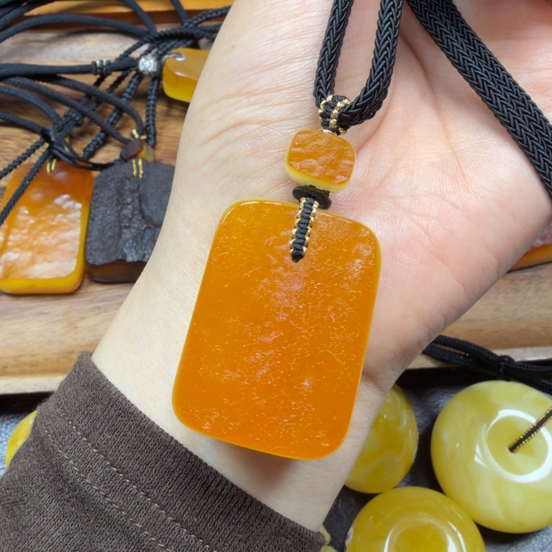 琥珀未镶嵌吊坠(赠链)