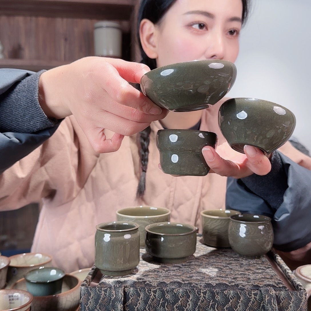 敲***吖瓷摆件一组三个铁胎杯