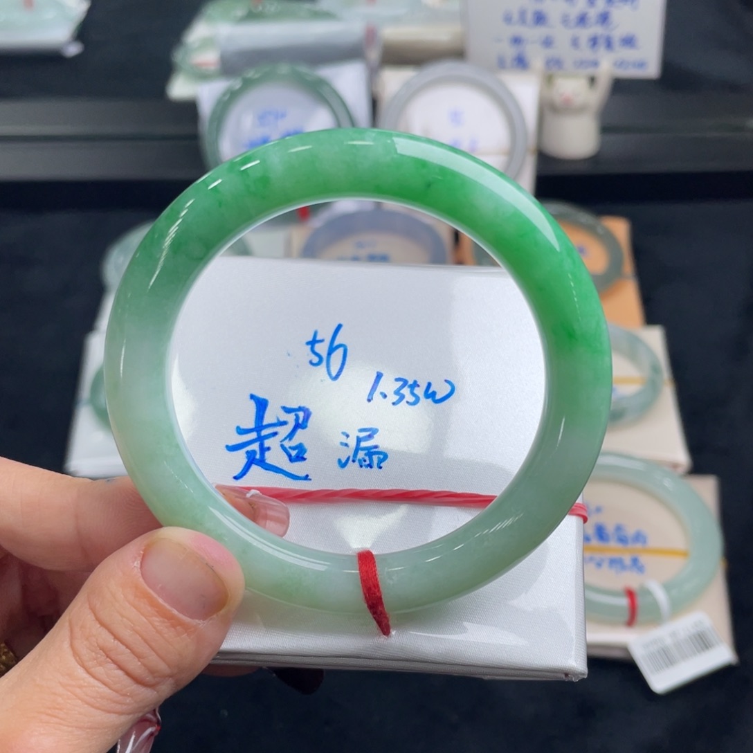 翡翠手镯未镶嵌豆****人翡翠手镯