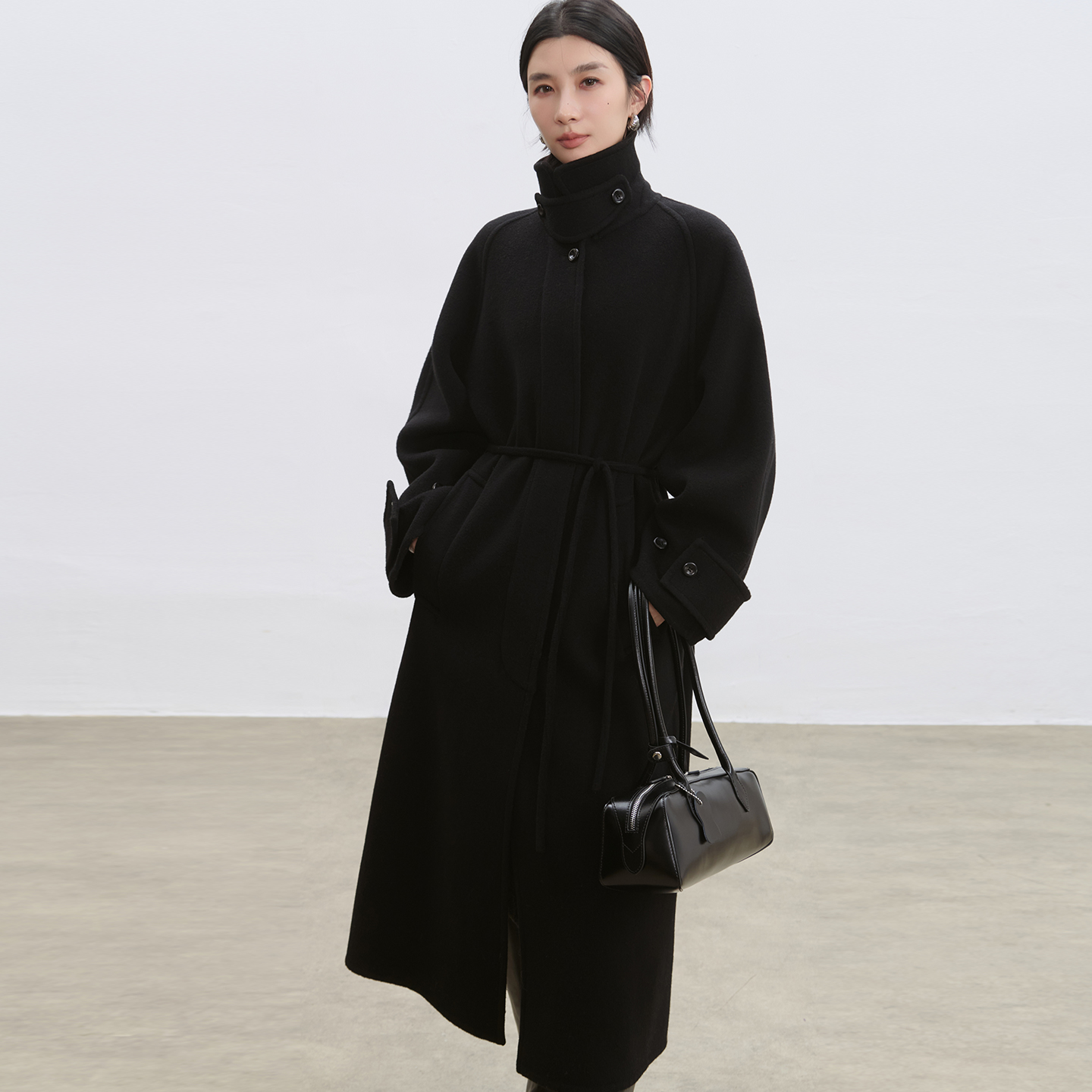 YIMU 挪威黑夜 极简风立领系带毛呢外套女黑色长款收腰大衣高级感