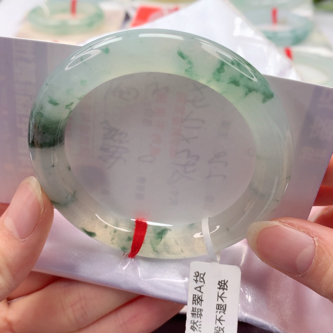 翡翠手镯（圆镯）未镶嵌 53 冰透飘花，飘逸