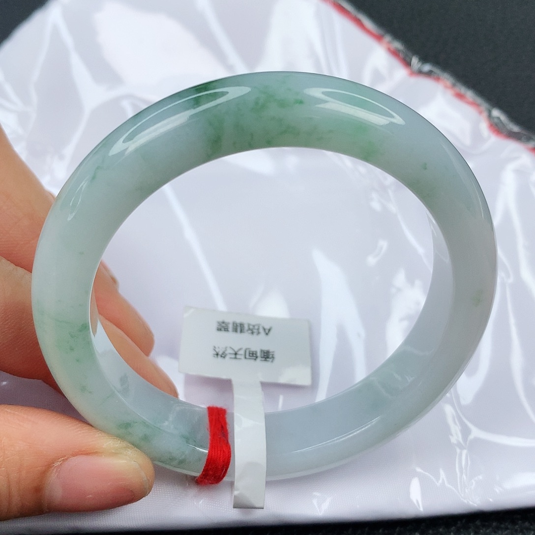 翡翠手镯未镶嵌…………