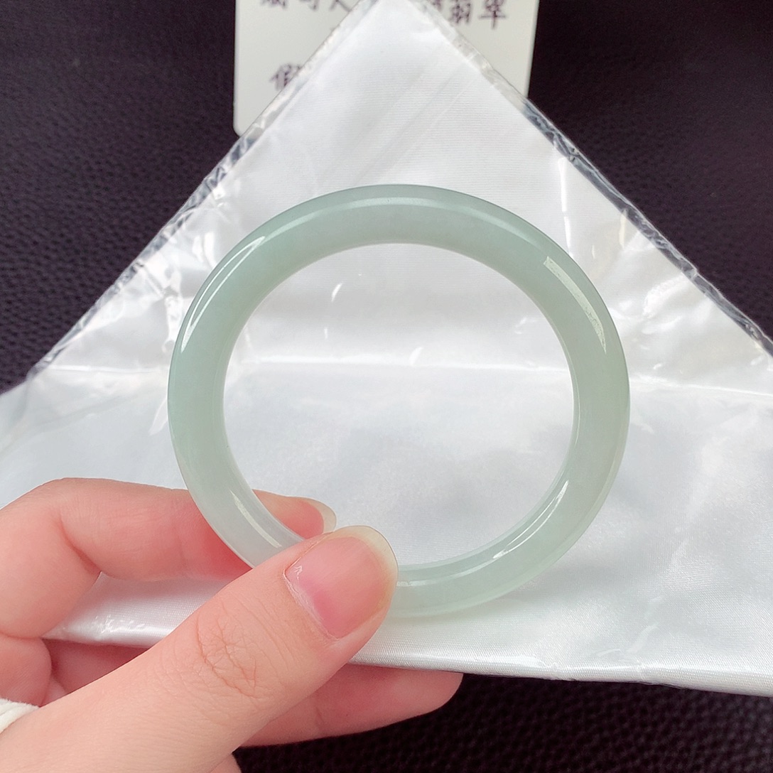 翡翠手镯未镶嵌翡翠