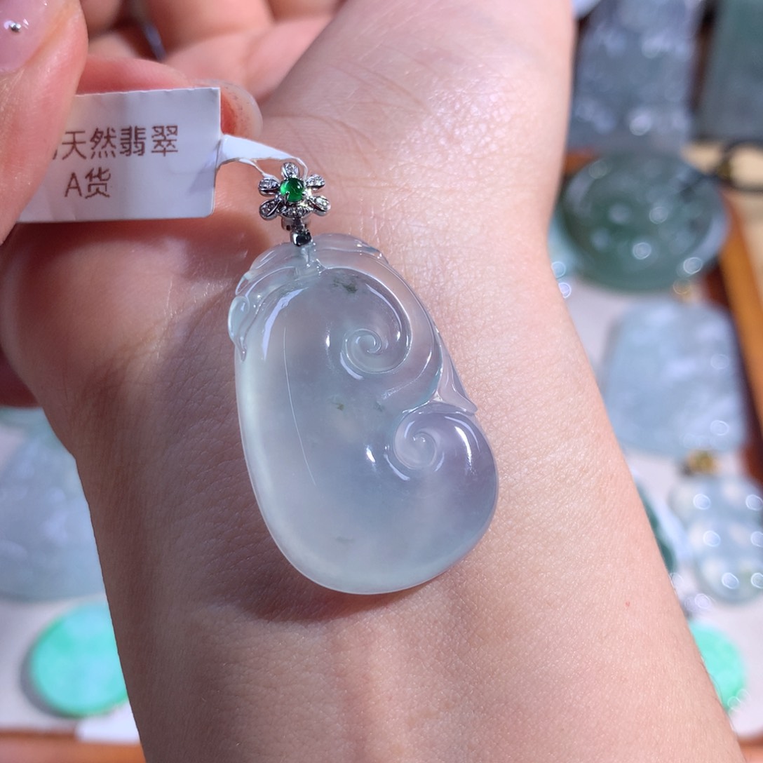 翡翠颈饰18K金镶嵌如意