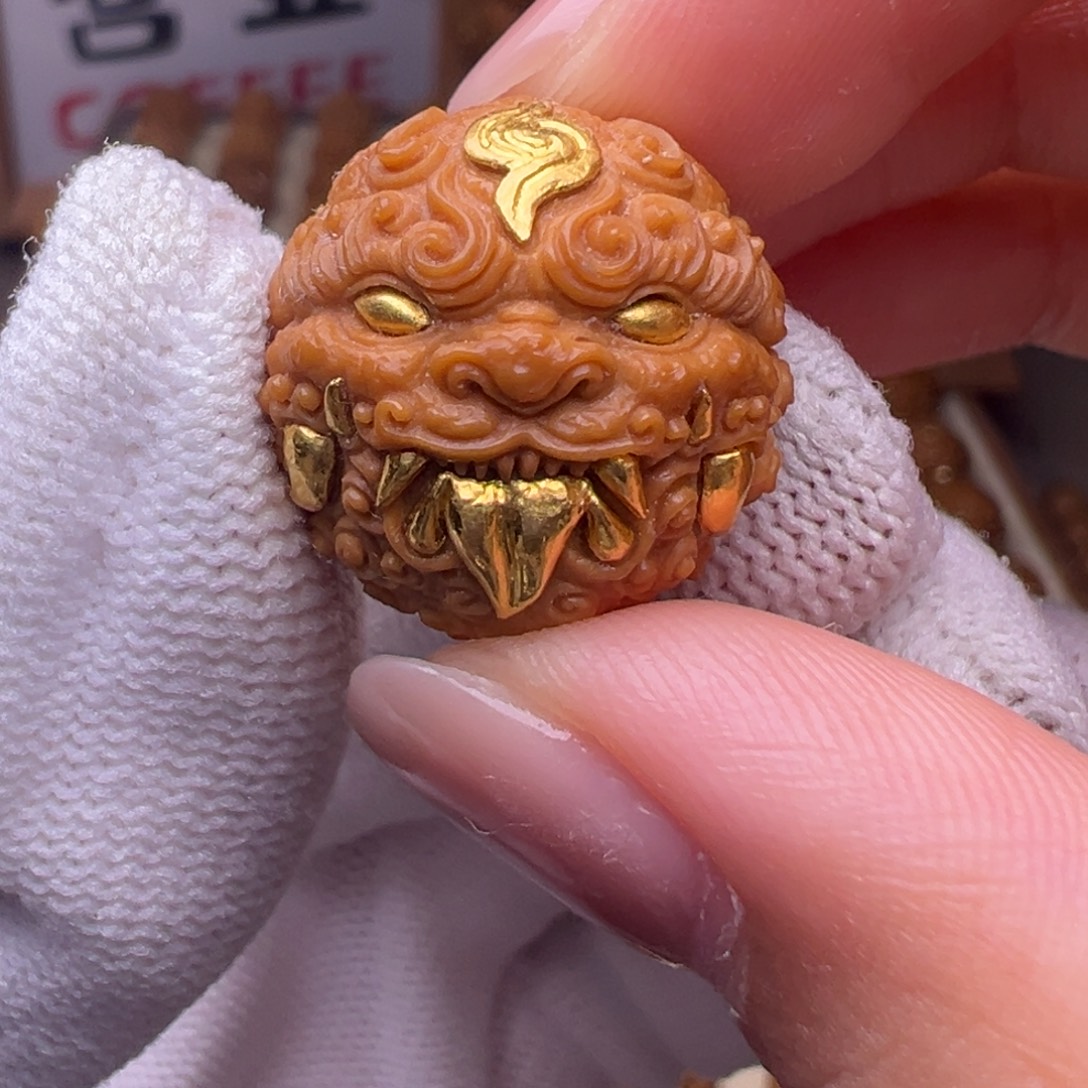 把件猴头核桃精修镶嵌金唐狮全品有正常封口线