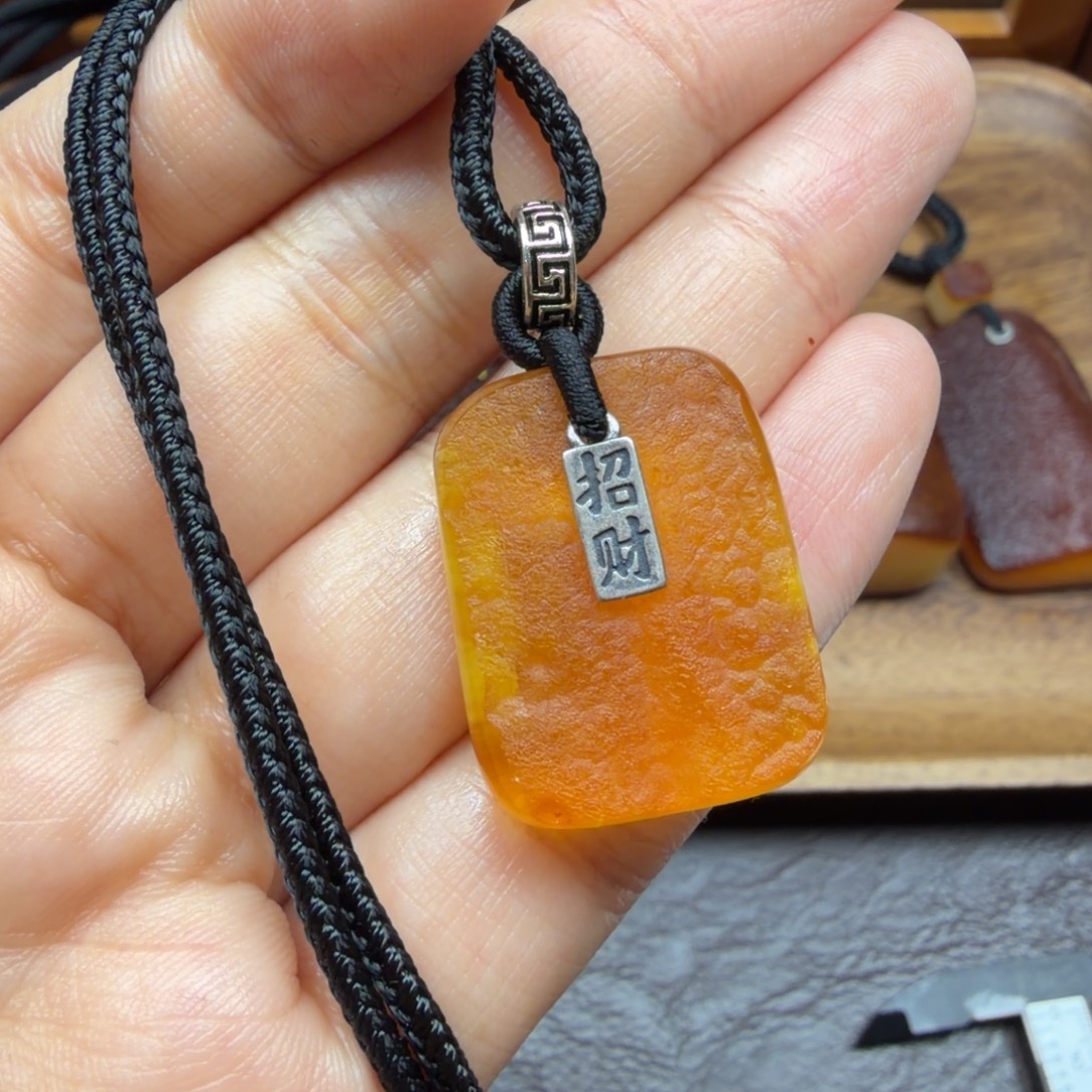 琥珀未镶嵌吊坠(赠链)