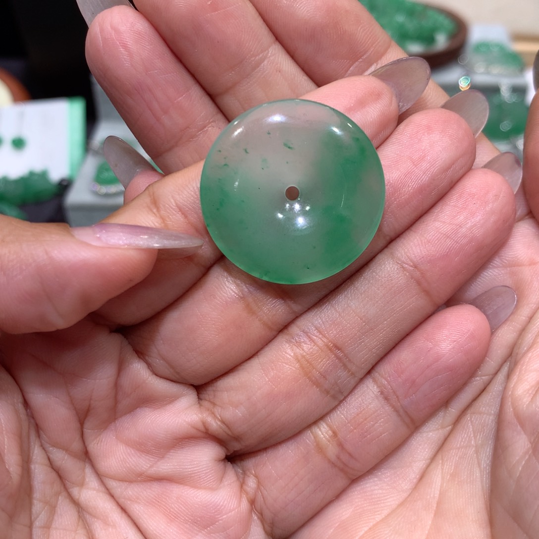 颈饰未镶嵌石英质玉（非洲翠）童*