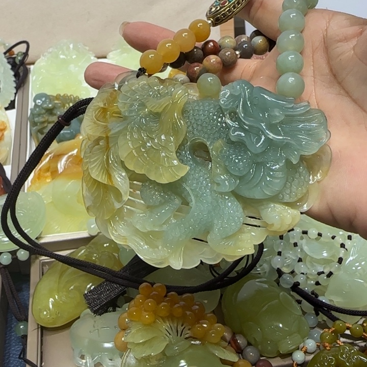 蛇纹石玉吊坠未镶嵌胜*