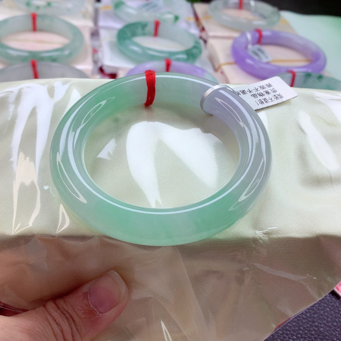 翡翠手镯（圆镯）未镶嵌爱****兜中万战斗机A