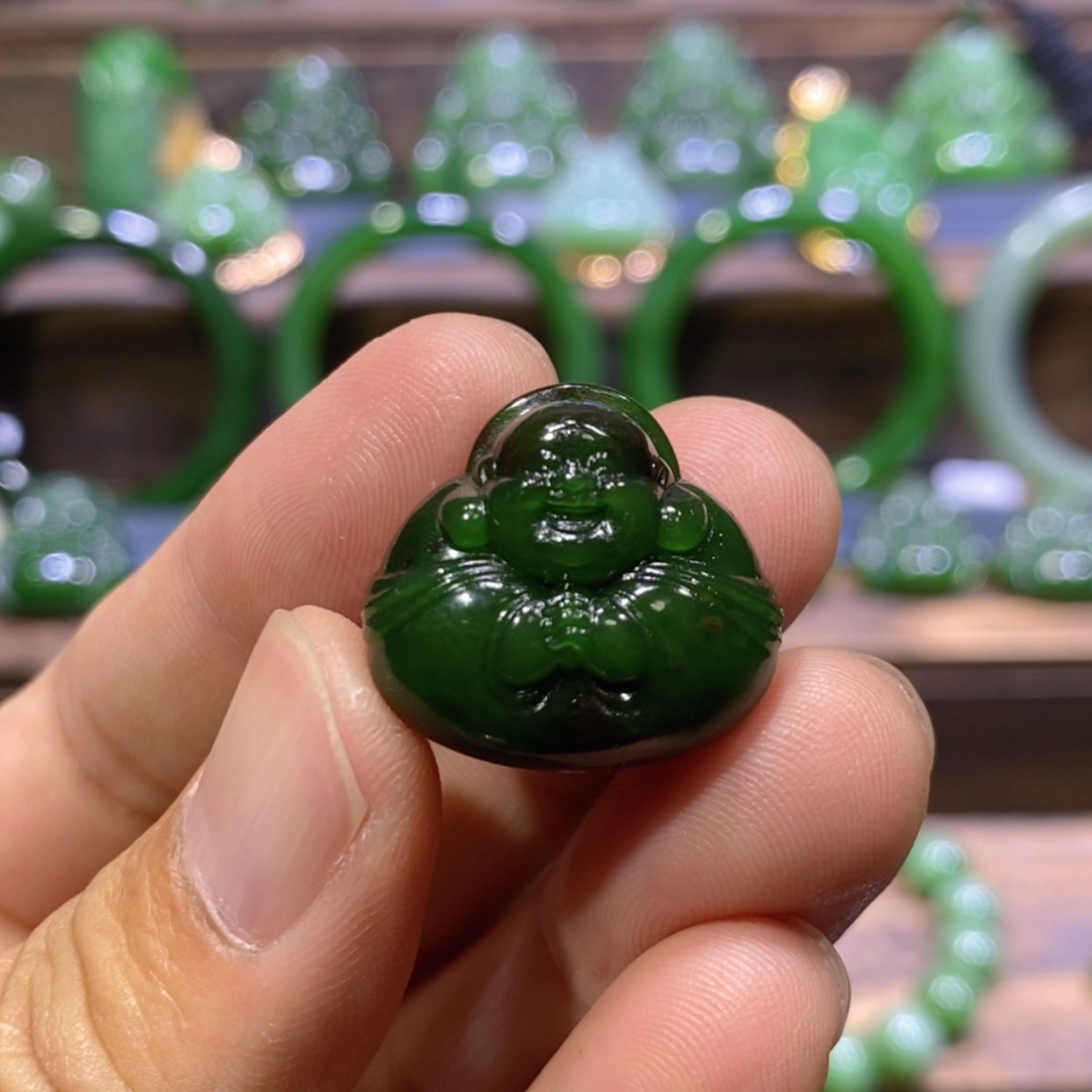 【闪购商品】和田玉未镶嵌吊坠(不含链)俄七红皮菠菜绿抱抱佛