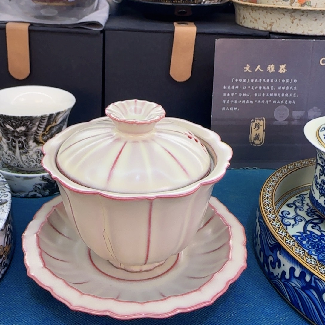 瓷片盖碗很精致很好看