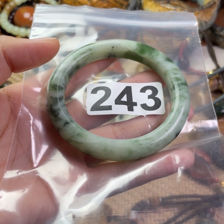 未镶嵌岫岩河磨玉（透闪石质玉）把件