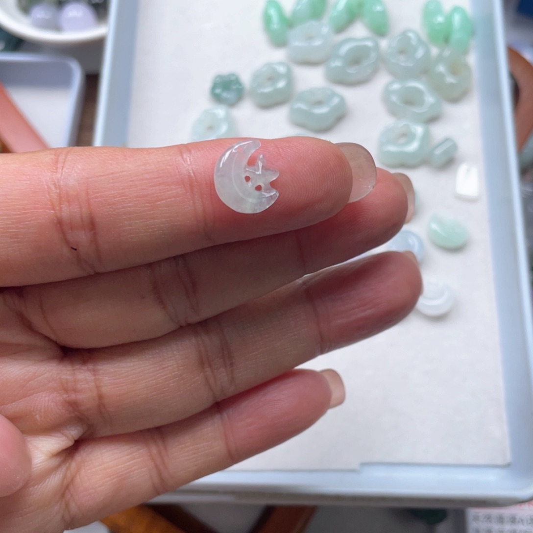 翡翠未镶嵌颈饰56786788