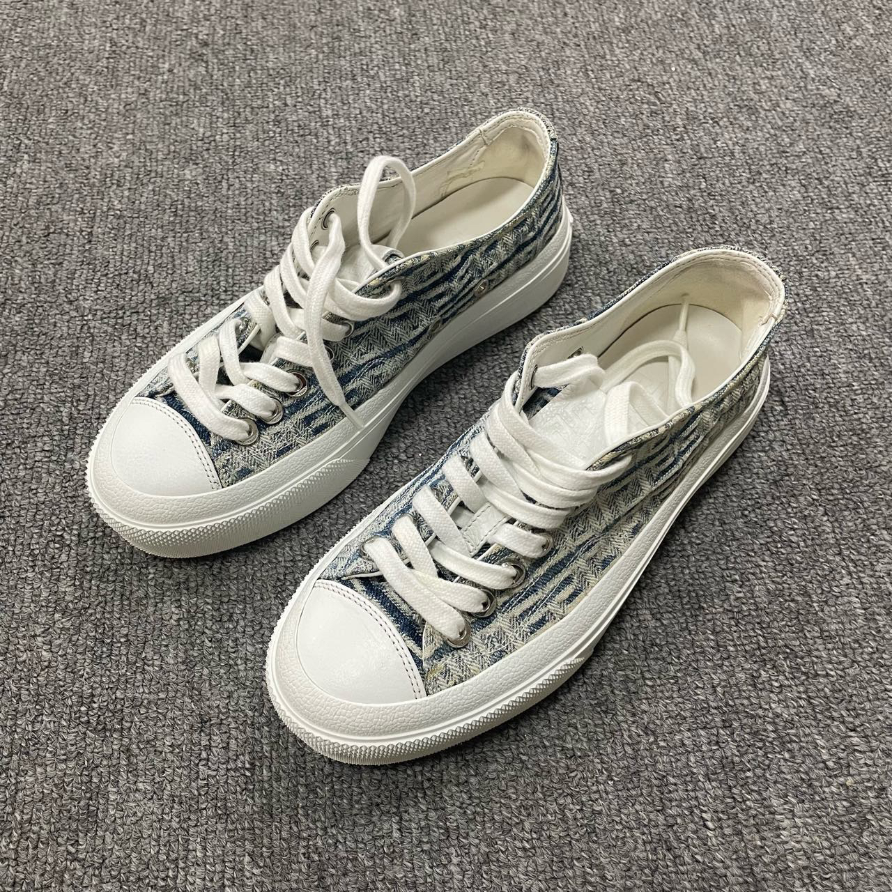 95新 Givenchy/纪梵希 低帮厚底时尚板鞋  36码/5549