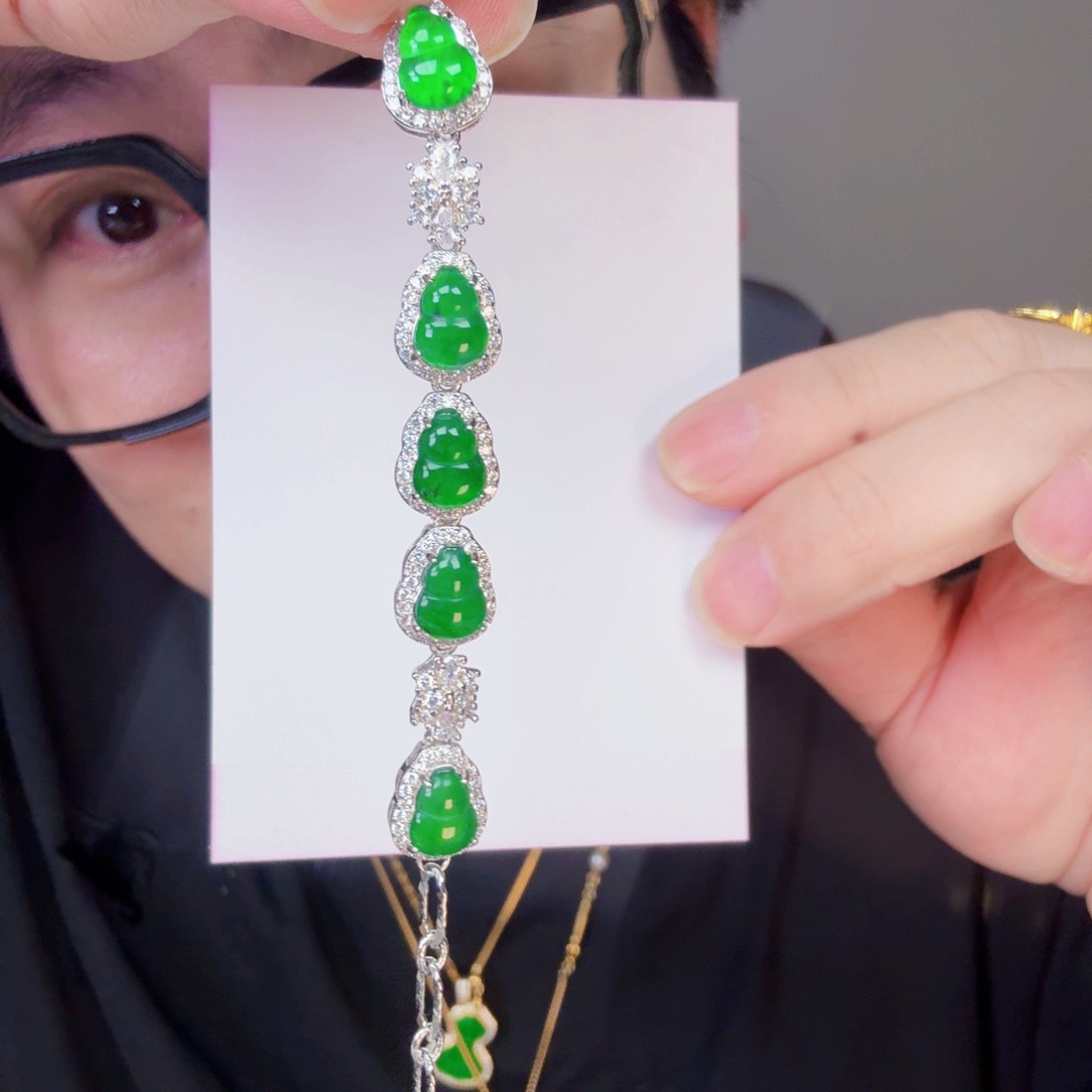 翡翠未镶嵌颈饰一件