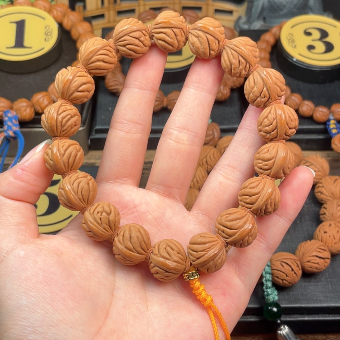 吊坠桃核祥云纹15手持