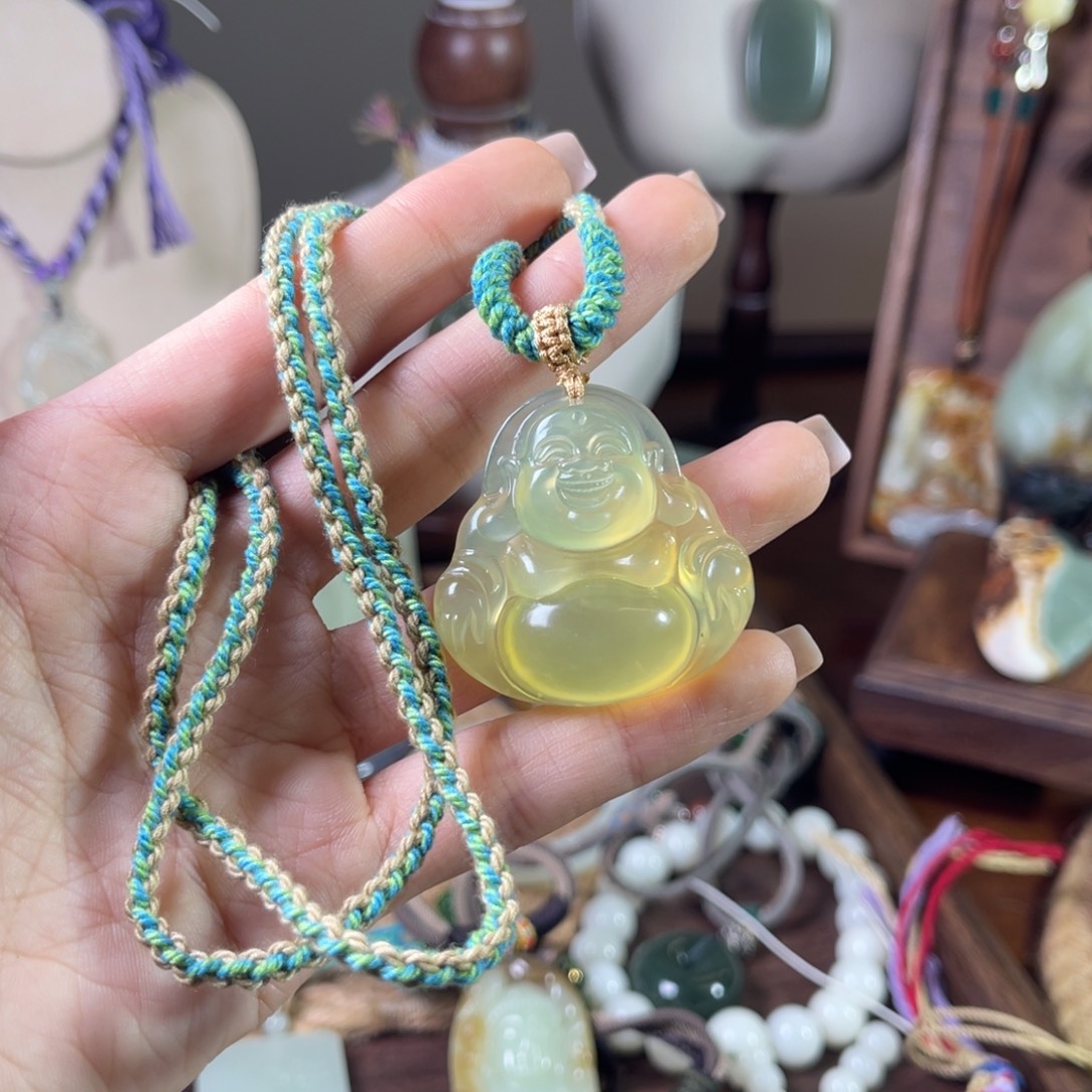 柠***点蛇纹石玉未镶嵌颈饰