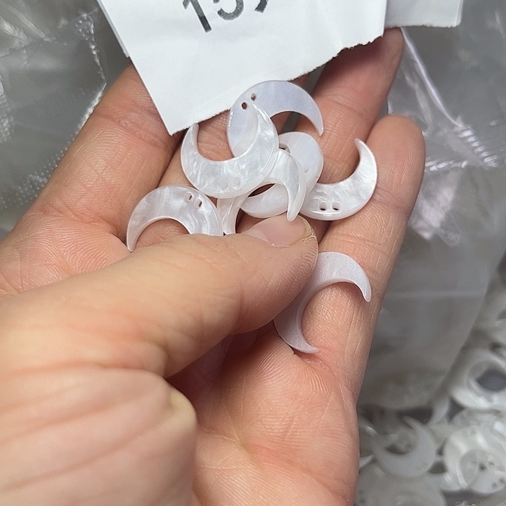 非金属醋酸白色双孔月牙10个