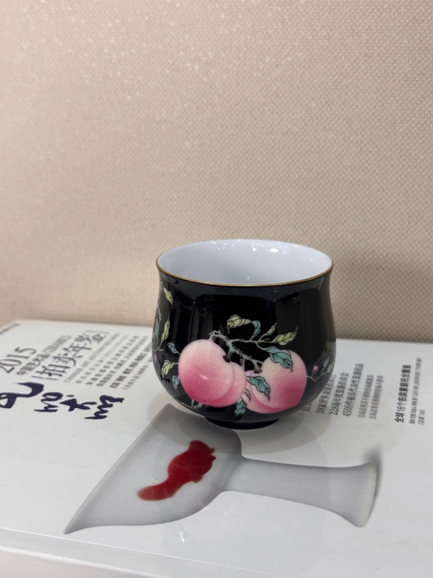 景德镇黑地粉彩桃五桃主人杯