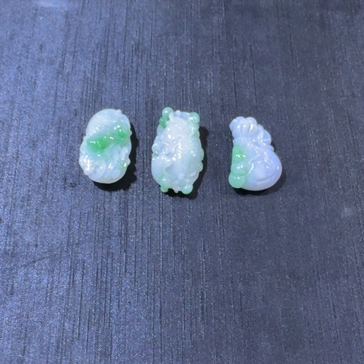 红***轩翡翠未镶嵌挂件年年有余